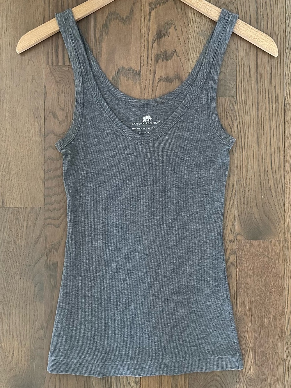 Banana Republic Ribbed V-Neck Sleeveless Tank Top in Heather Grey XS